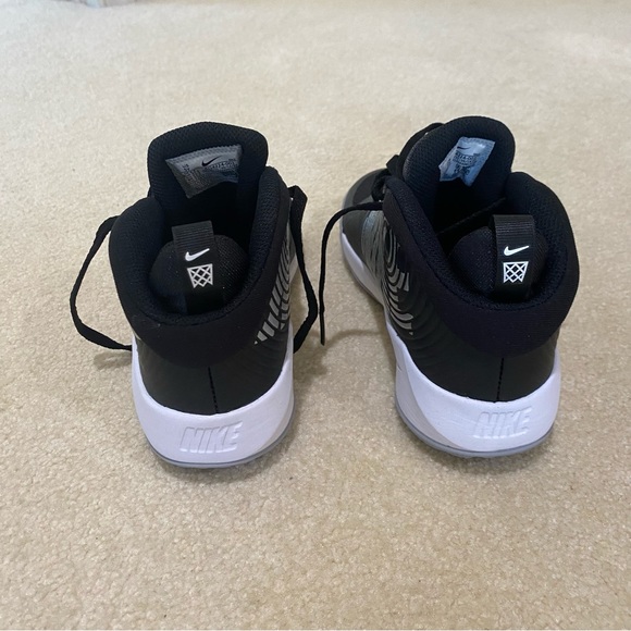 NWOB Nike Unisex - child team hustle D 9 basketball sneakers big kids size 5y - Picture 5 of 8